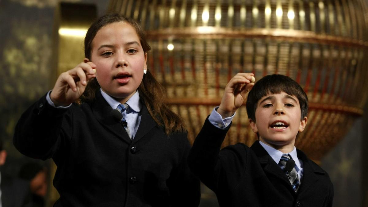 Niños de San Ildefonso cantando un premio de la Lotería de Navidad.