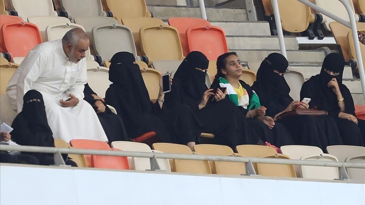 Seguidoras del Al-Ahli presencian el histórico partido celebrado en el estadio Rey Abdulá, en Yeda, el 12 de enero. Seguidoras del Al-Ahli presencian el histórico partido celebrado en el estadio Rey Abdulá, en Yeda, el 12 de enero.