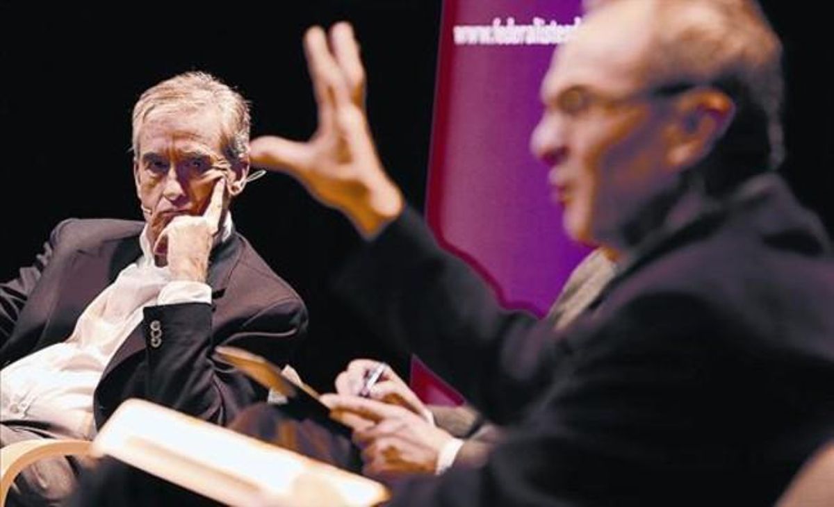 Ramón Jáuregui, al fondo, atiende las explicaciones de Joan Coscubiela, el sábado pasado, durante un debate en el Teatre Joventut de L’Hospitalet. Ramón Jáuregui, al fondo, atiende las explicaciones de Joan Coscubiela, el sábado pasado, durante un debate en el Teatre Joventut de L’Hospitalet.