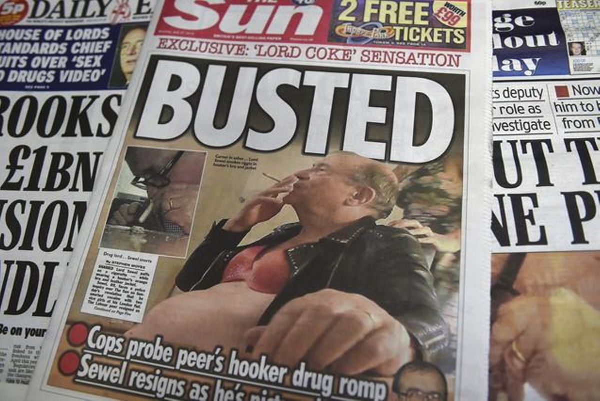 Nuevas fotos del diario ’The Sun’ muestran a Sewel fumando con un sujetador. Nuevas fotos del diario ’The Sun’ muestran a Sewel fumando con un sujetador.