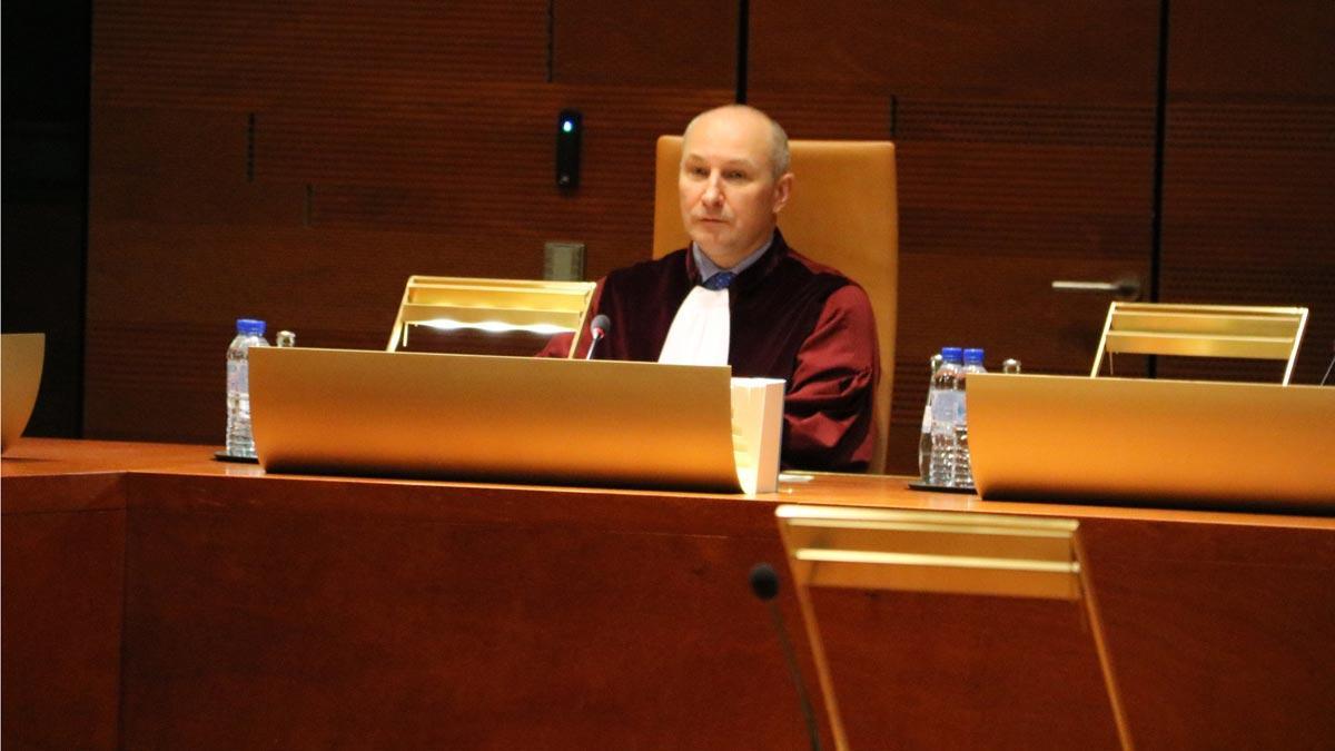 El abogado general del Tribunal de Justicia de la Unión Europea, el polaco Maciej Szpunar, lee las conclusiones (en francés) sobre el ’caso Junqueras’.