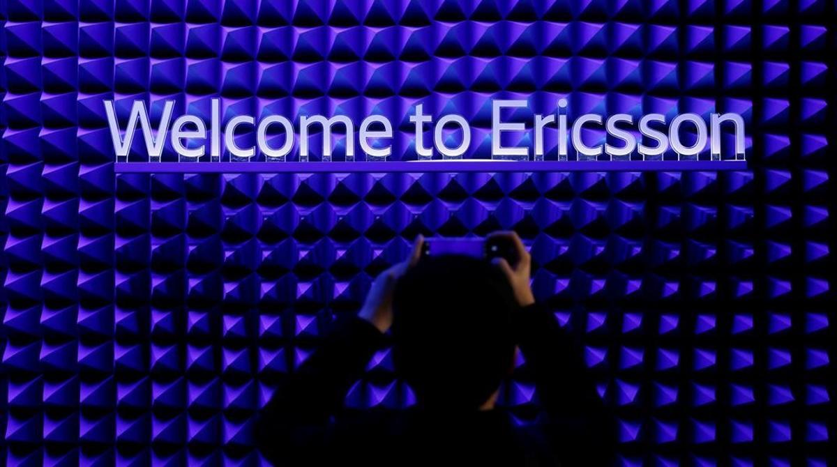 Un asistente al Mobile World Congress del año 2019 toma una foto en el estand de Ericsson.