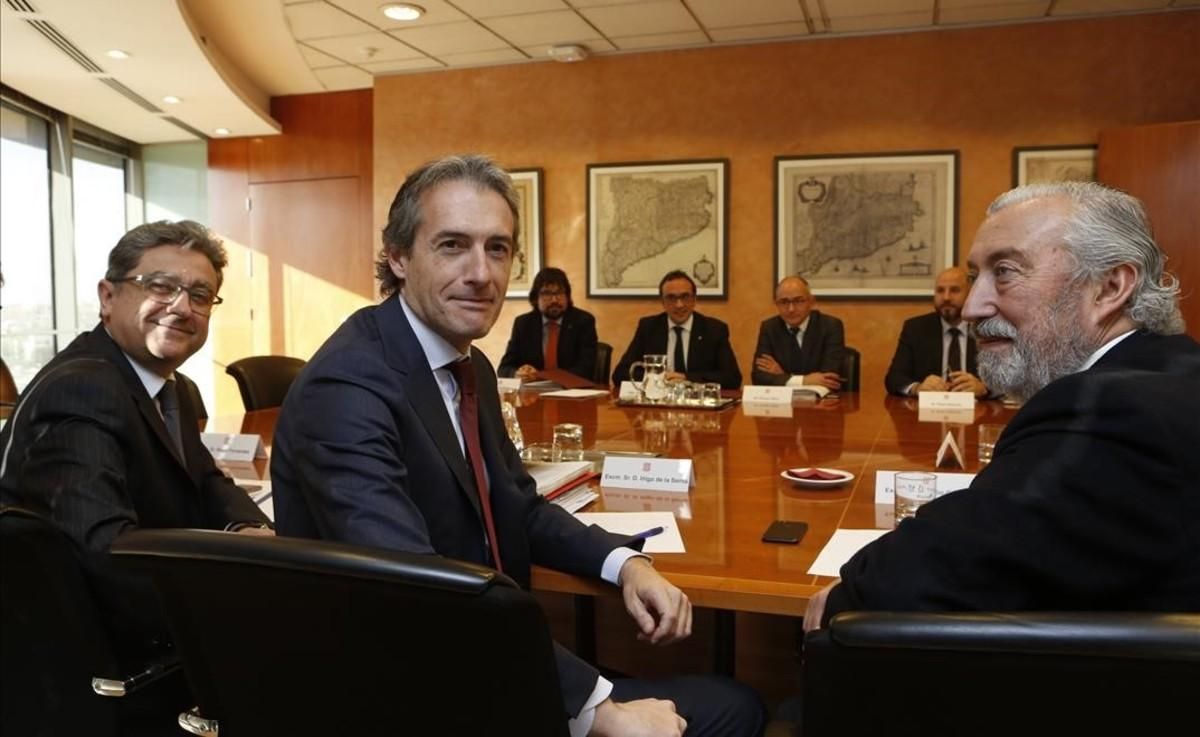 Momento de la reunión entreel ministro de Fomento, Íñigo de la Serna (en primer plano), y el ’conseller’ de Territori i Sostenibilitat, Josep Rull, este miercoles. Momento de la reunión entreel ministro de Fomento, Íñigo de la Serna (en primer plano), y el ’conseller’ de Territori i Sostenibilitat, Josep Rull, este miercoles.