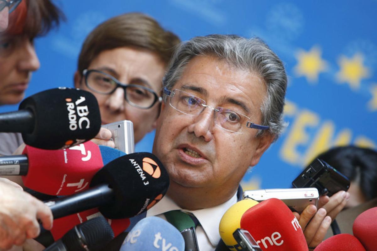 El presidente de la Federación Española de Municipios y Provincias (FEMP), Juan Ignacio Zoido, en declaraciones a los medios de comunicación. El presidente de la Federación Española de Municipios y Provincias (FEMP), Juan Ignacio Zoido, en declaraciones a los medios de comunicación.