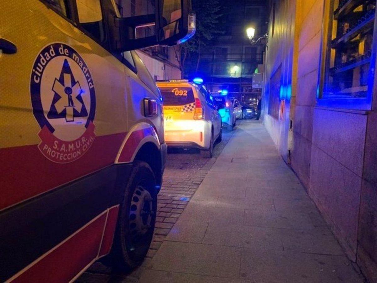 Imagen de un vehículo del Samur-Protección Civil que acudió en la calle Cedaceros tras producirse la pelea. Imagen de un vehículo del Samur-Protección Civil que acudió en la calle Cedaceros tras producirse la pelea.