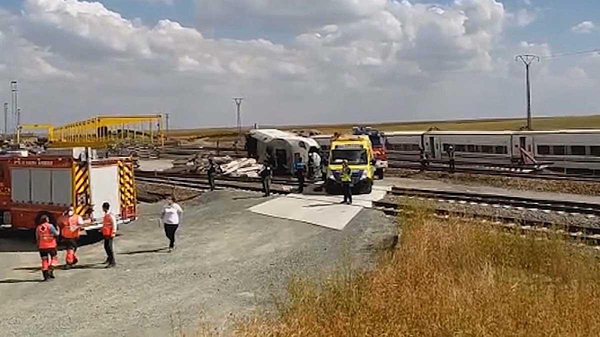 Dos personas han fallecido tras el descarrilamiento de un tren Alvia que realizaba el trayecto Ferrol-Madrid.