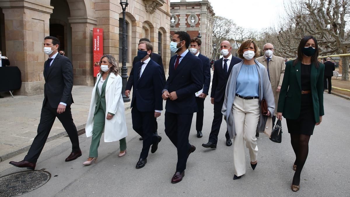 Los diputados de Vox llegando al Parlament. Los diputados de Vox llegando al Parlament.
