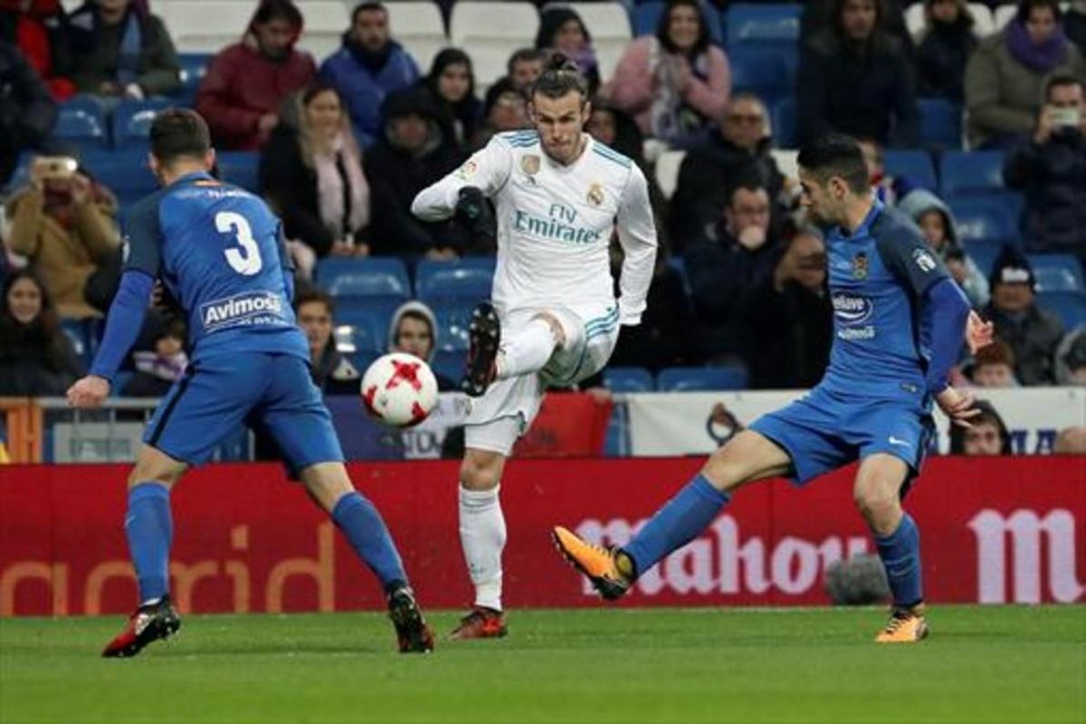 Bale, en acción, anoche, en su reaparición en el Bernabéu, tras 63 días de baja con el Real Madrid. Bale, en acción, anoche, en su reaparición en el Bernabéu, tras 63 días de baja con el Real Madrid.