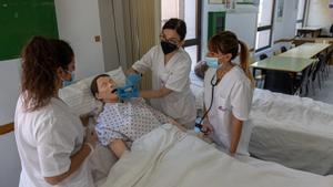 Dos alumnas de grado medio de Enfermería asisten a una clase en la escuela CEDESCA de Barcelona, que acaba de cumplir 40 años.