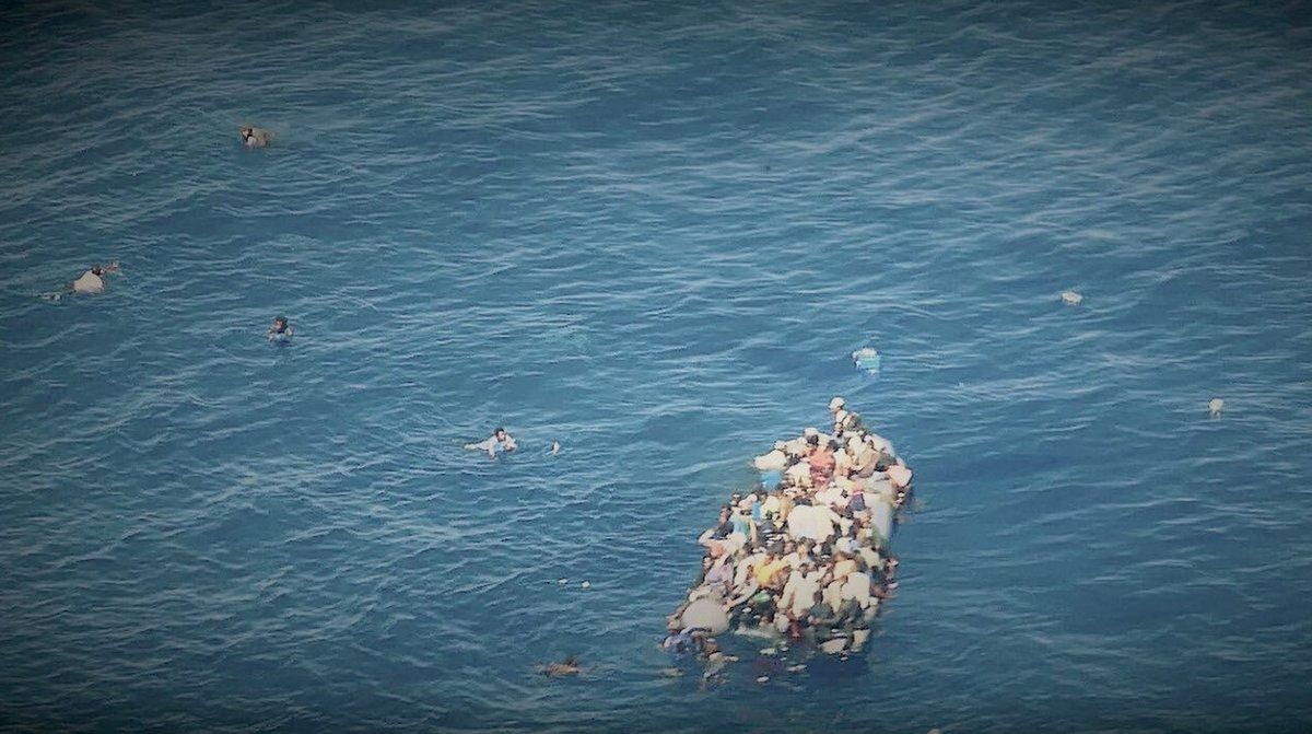 GRAF3992 ROMA 05 06 2019 - Fotografia facilitada por la ONG alemana Sea Watch del momento en el que varios inmigrantes caen al agua durante el naufragio de una patera en el Mediterraneo central hoy frente a las costas de la ciudad libia de Garabulli EFE Sea Watch SOLO USO EDITORIAL GRAF3992 ROMA 05 06 2019 - Fotografia facilitada por la ONG alemana Sea Watch del momento en el que varios inmigrantes caen al agua durante el naufragio de una patera en el Mediterraneo central hoy frente a las costas de la ciudad libia de Garabulli EFE Sea Watch SOLO USO EDITORIAL