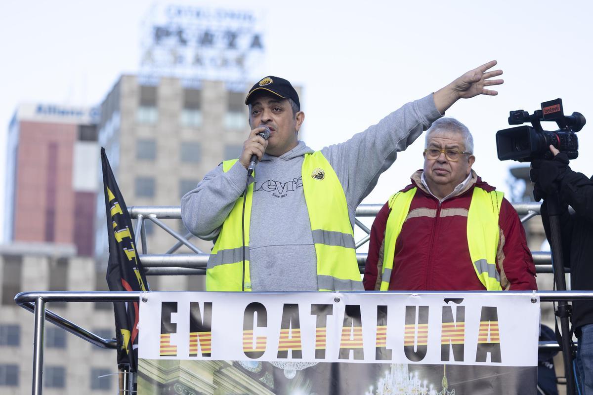 Tito Álvarez (Élite Taxi) y Luis Berbel (Stac), durante una movilización del taxi, el 17 de enero