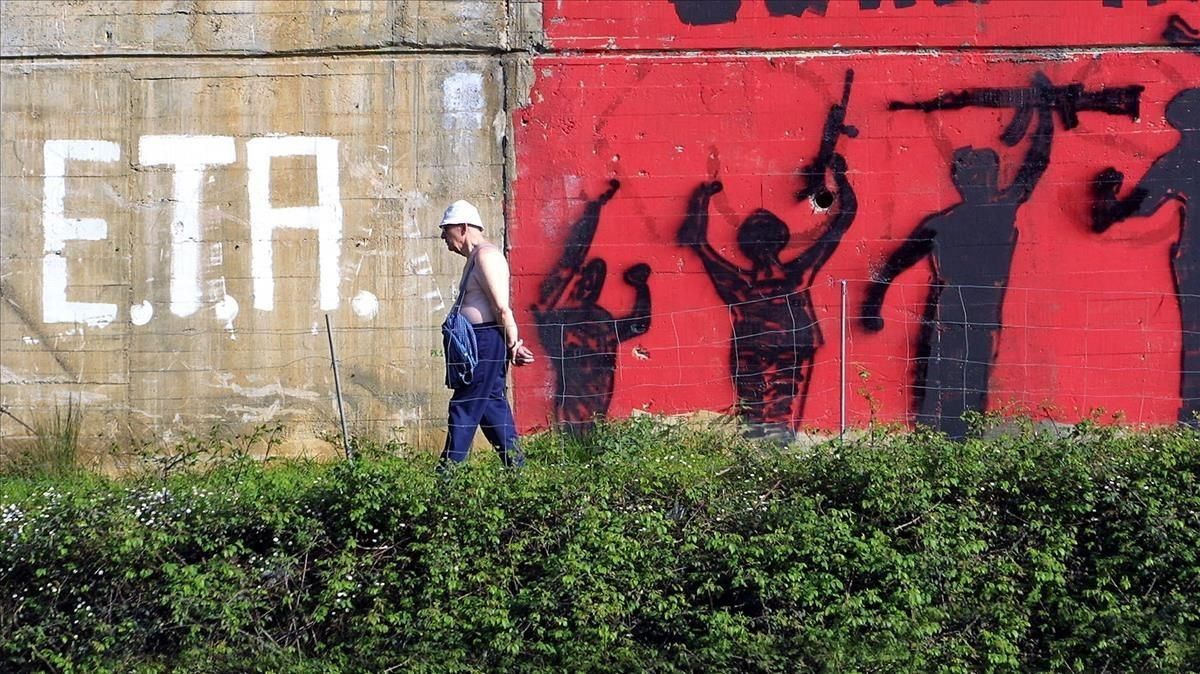 Un hombre pasea por delante de un mural a favor de ETA en Elgoibar (2002). Un hombre pasea por delante de un mural a favor de ETA en Elgoibar (2002).