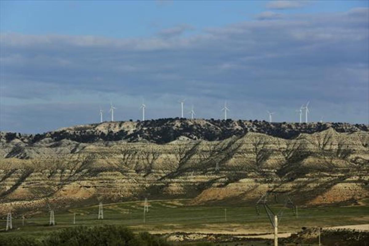 Parque de energía eólica en los Monegros, en la provincia de Zaragoza. Parque de energía eólica en los Monegros, en la provincia de Zaragoza.