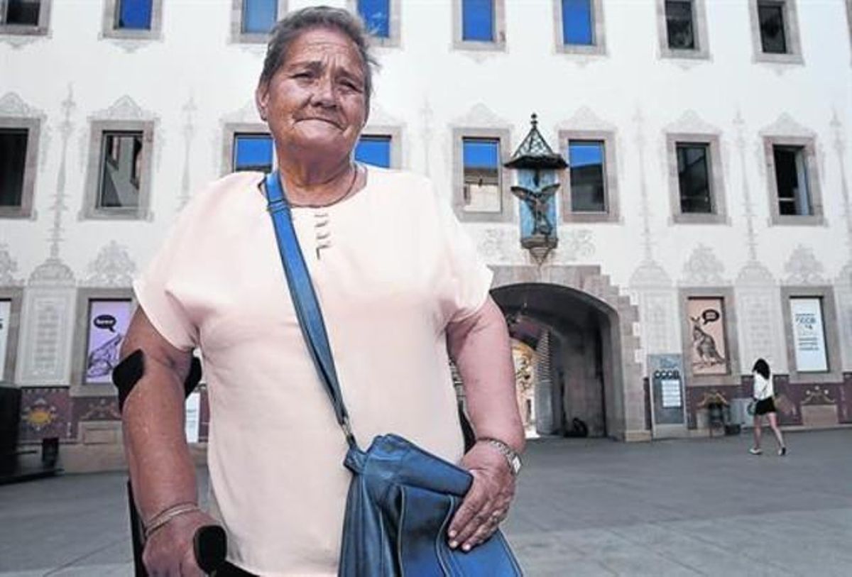 Júlia Ferrer: «Aún tengo marcas de los golpes de las monjas» Júlia Ferrer: «Aún tengo marcas de los golpes de las monjas»