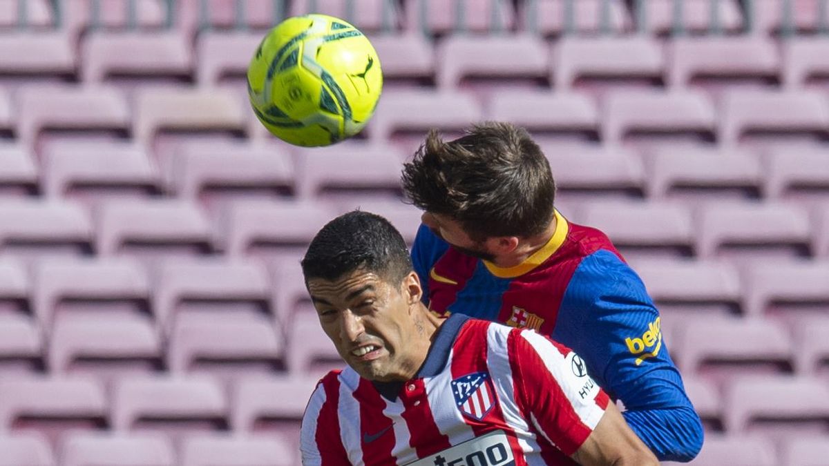 Piqué se anticipa a Luis Suarez de cabeza Piqué se anticipa a Luis Suarez de cabeza
