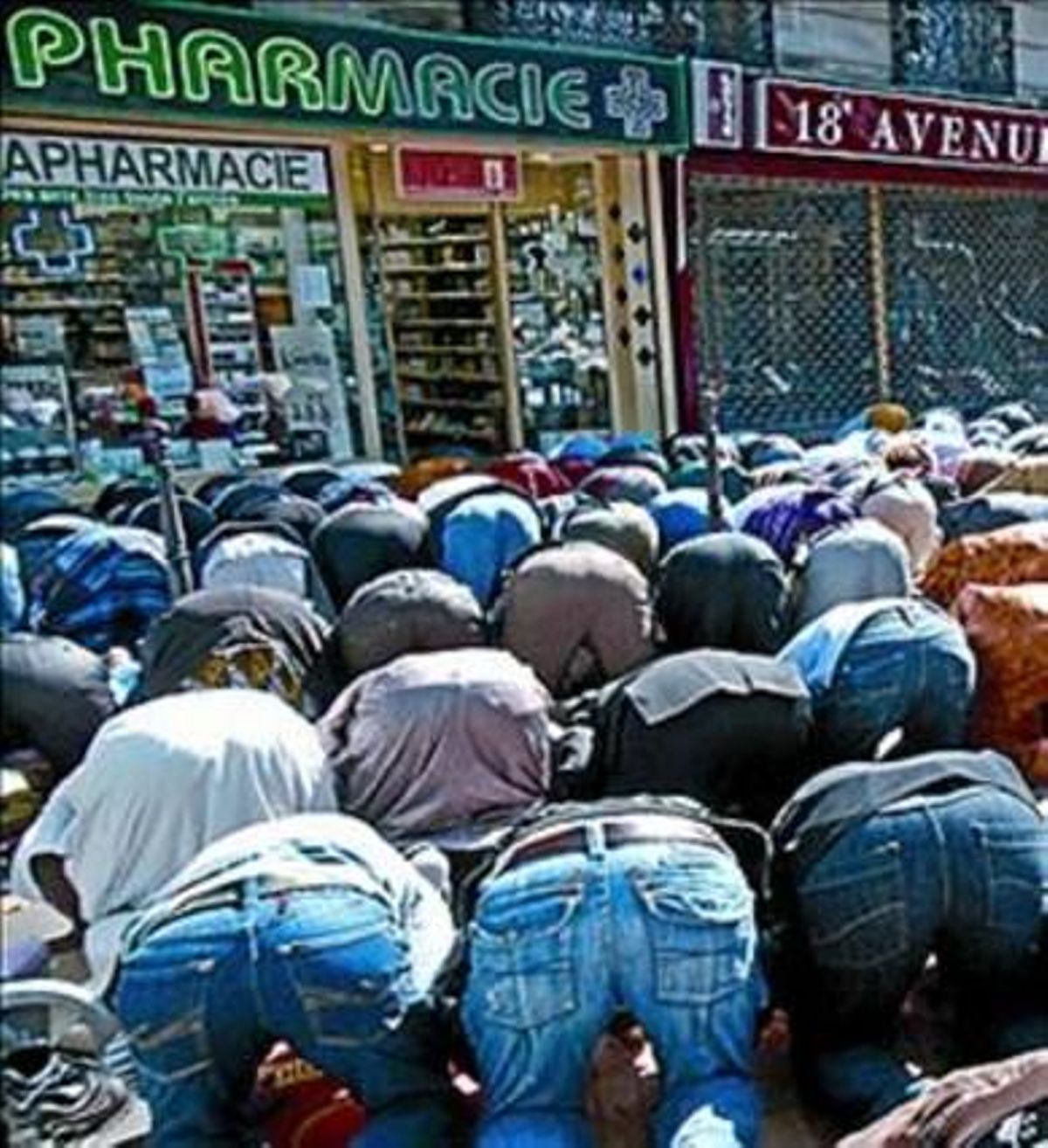 Rezo en una calle de París. Rezo en una calle de París.