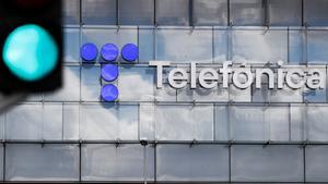 El logo de Telefónica, en sus oficinas centrales de Madrid.