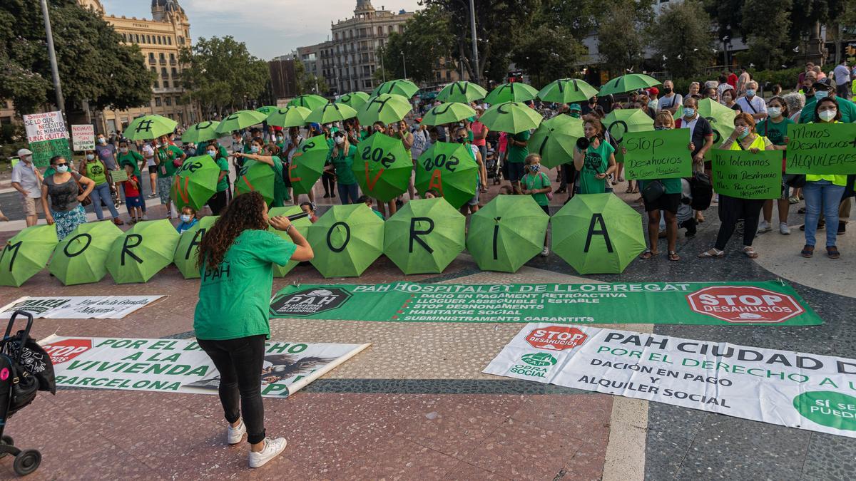 Manifestación de la PAH en la plaza de Catalunya el martes 20 de julio para pedir una prórroga en la moratoria de paralización de los desahucios.