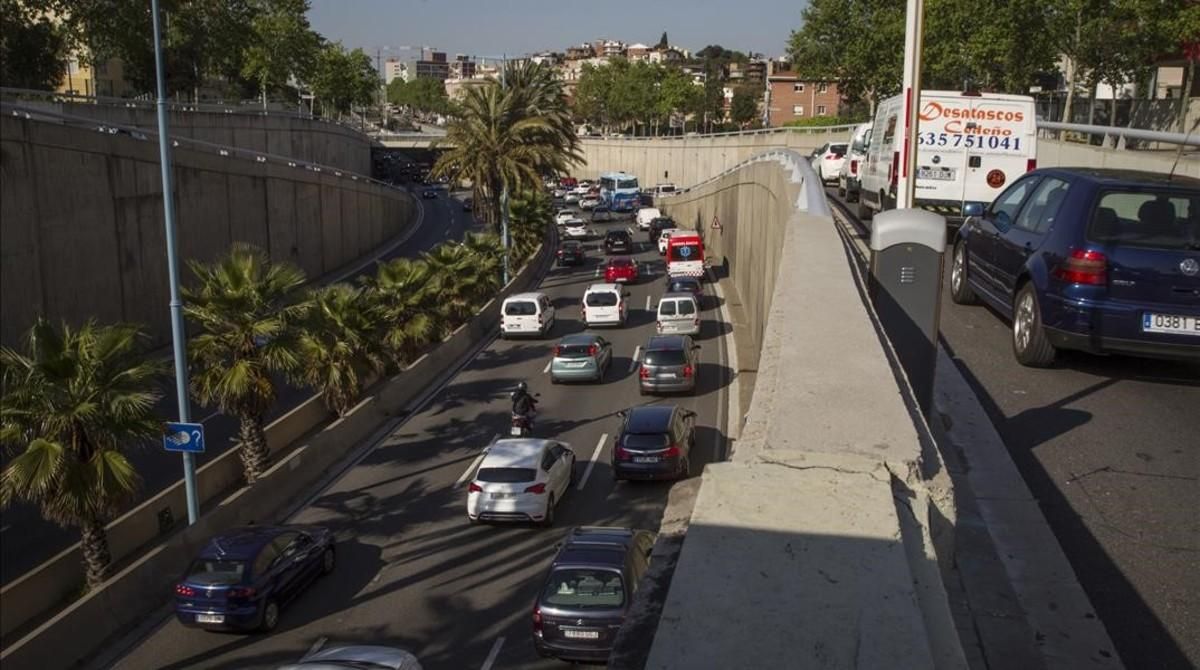 La Ronda de Dalt, a su paso por la plaza de Alfonso Comin. La Ronda de Dalt, a su paso por la plaza de Alfonso Comin.
