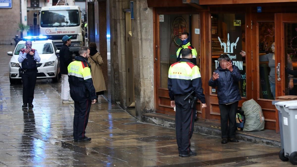 Agentes de los Mossos identifican hoy en Barcelona a un hombre por incumplir orden de confinamiento. 