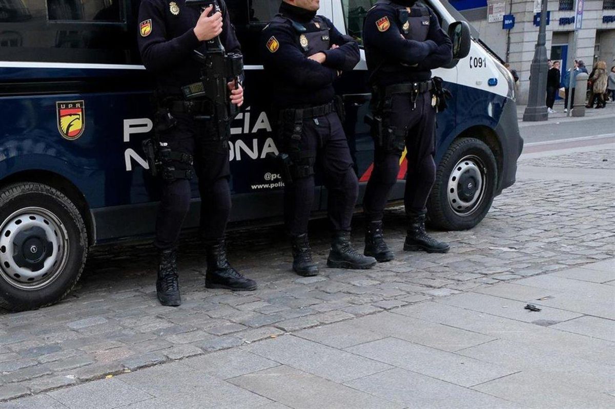 Tres agentes de Policía Nacional en la Plaza del Sol de Madrid. Tres agentes de Policía Nacional en la Plaza del Sol de Madrid.