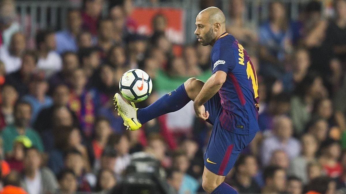Mascherano controla el balón en el partido contra el Málaga en el Camp Nou. Mascherano controla el balón en el partido contra el Málaga en el Camp Nou.