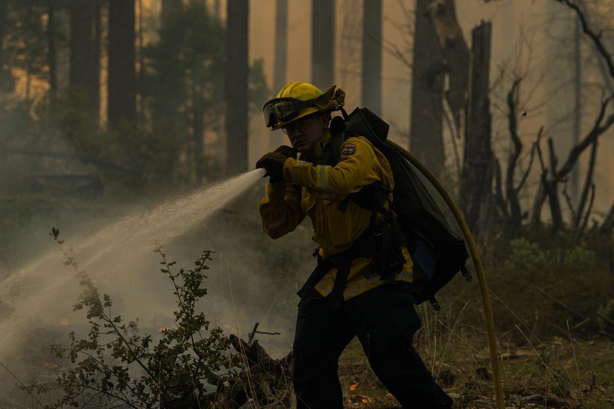 Un bombero trabaja en el incendio que amenaza Yosemite. Un bombero trabaja en el incendio que amenaza Yosemite.