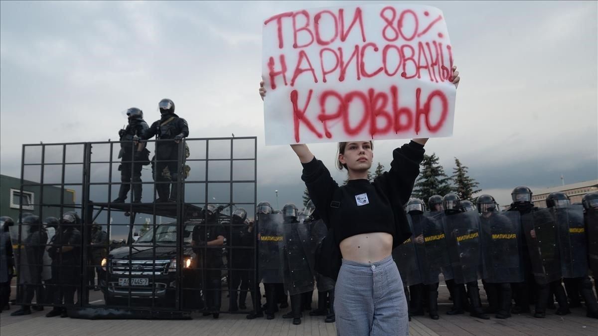Una joven sostiene en una pancarta en la que está escrito Tu 80% está manchado de sangre, en relación al porcentaje obtenido por Lukashenko en las elecciones presidenciales, calificada de fraudulentas por la oposición. Una joven sostiene en una pancarta en la que está escrito Tu 80% está manchado de sangre, en relación al porcentaje obtenido por Lukashenko en las elecciones presidenciales, calificada de fraudulentas por la oposición.