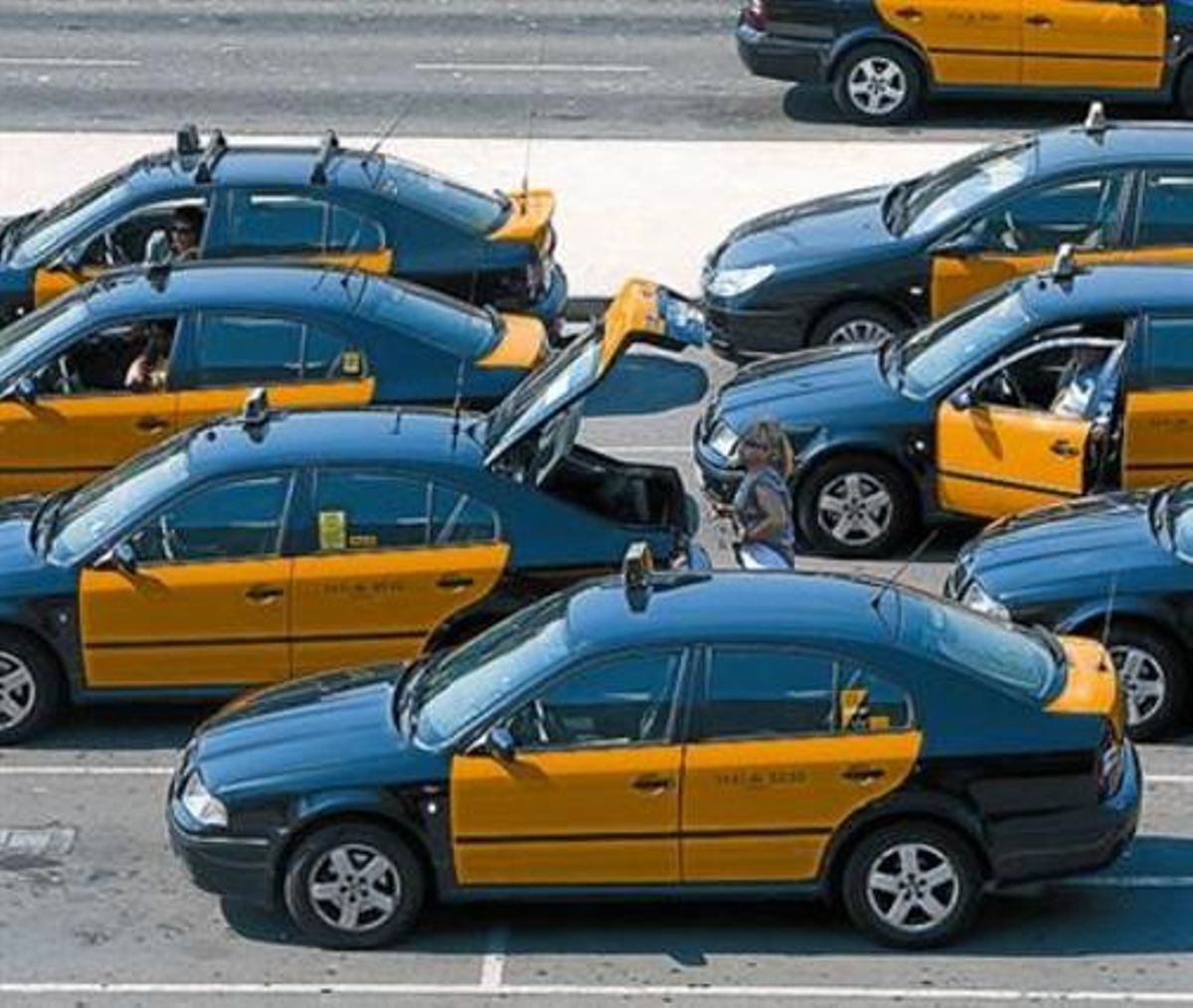 Taxis esperando su turno en la estación de Sants, el 6 de septiembre. Taxis esperando su turno en la estación de Sants, el 6 de septiembre.