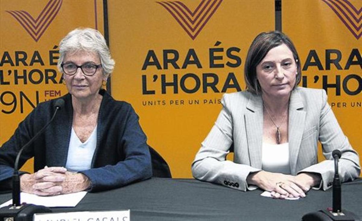 Entidades cívicas 8Casals (izquierda) y Forcadell, ayer, en la sede de la ANC, en el Eixample de Barcelona.