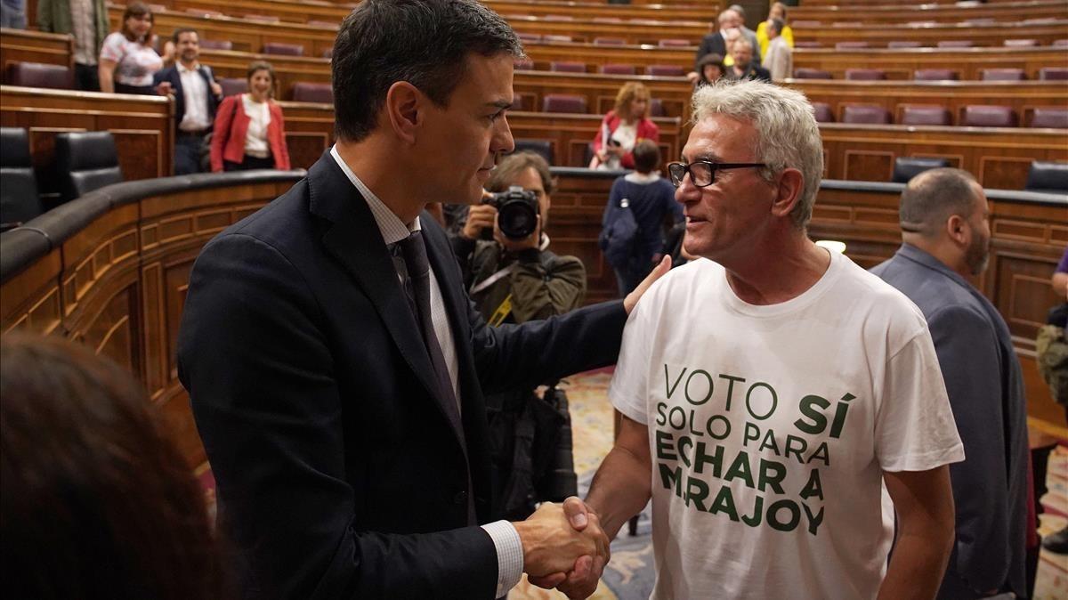 Diego Cañamero, con una original camiseta, felicitando al nuevo Presidente.