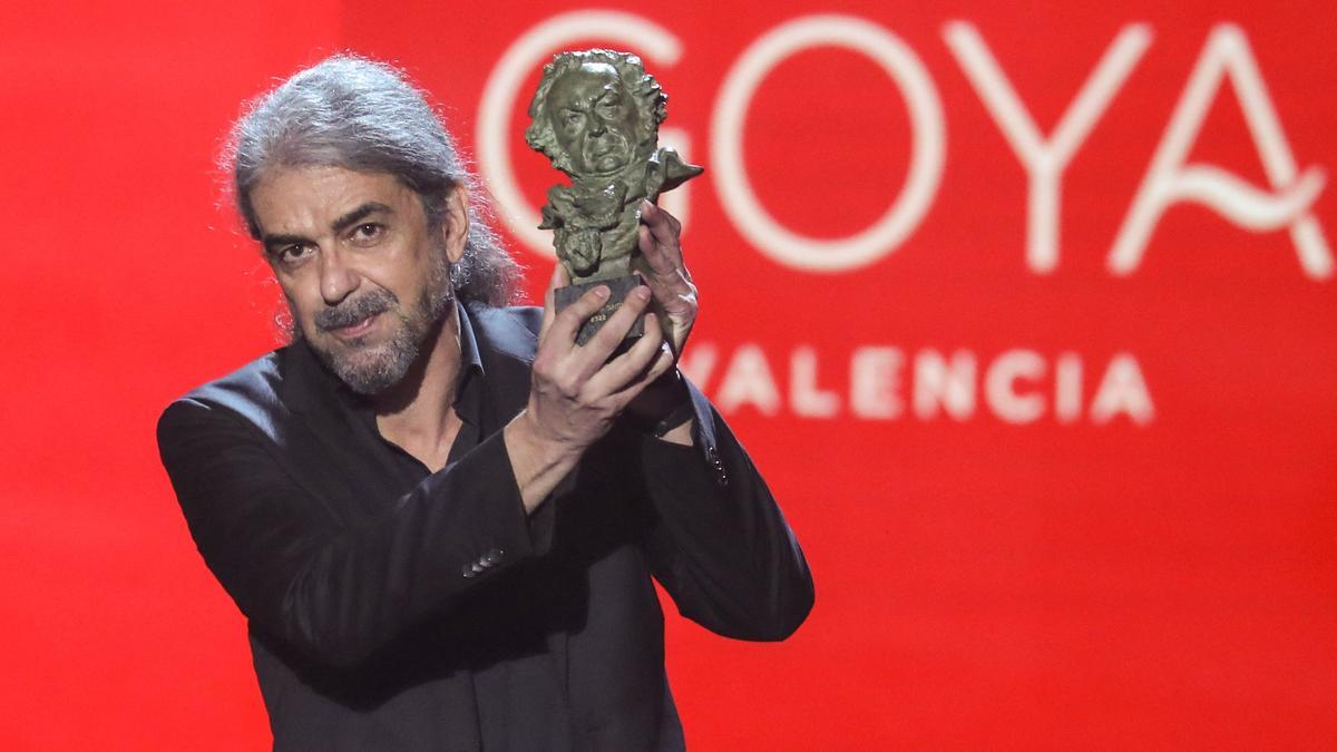 Resumen de la gala de los premios Goya 2022.  En la foto, Fernando León de Aranoa con uno de los premios.