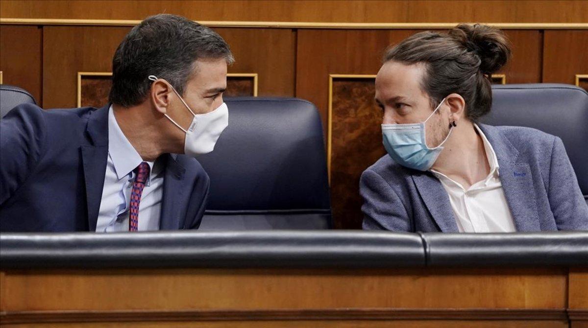 Pedro Sánchez y el vicepresidente segundo, Pablo Iglesias, durante el debate de la moción de censura de Vox contra el Gobierno, el pasado 22 de octubre en el Congreso. 