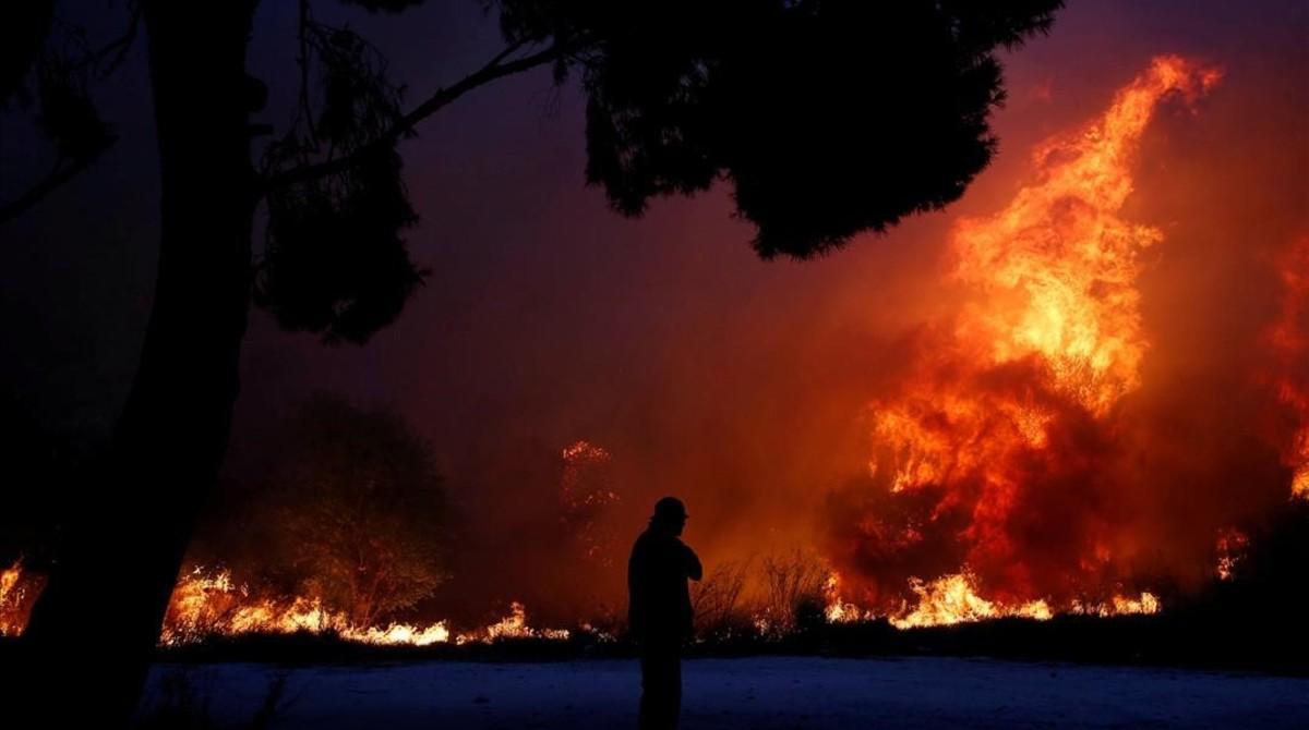 El fuego en California no se detiene y sigue destruyendo todo a su paso.