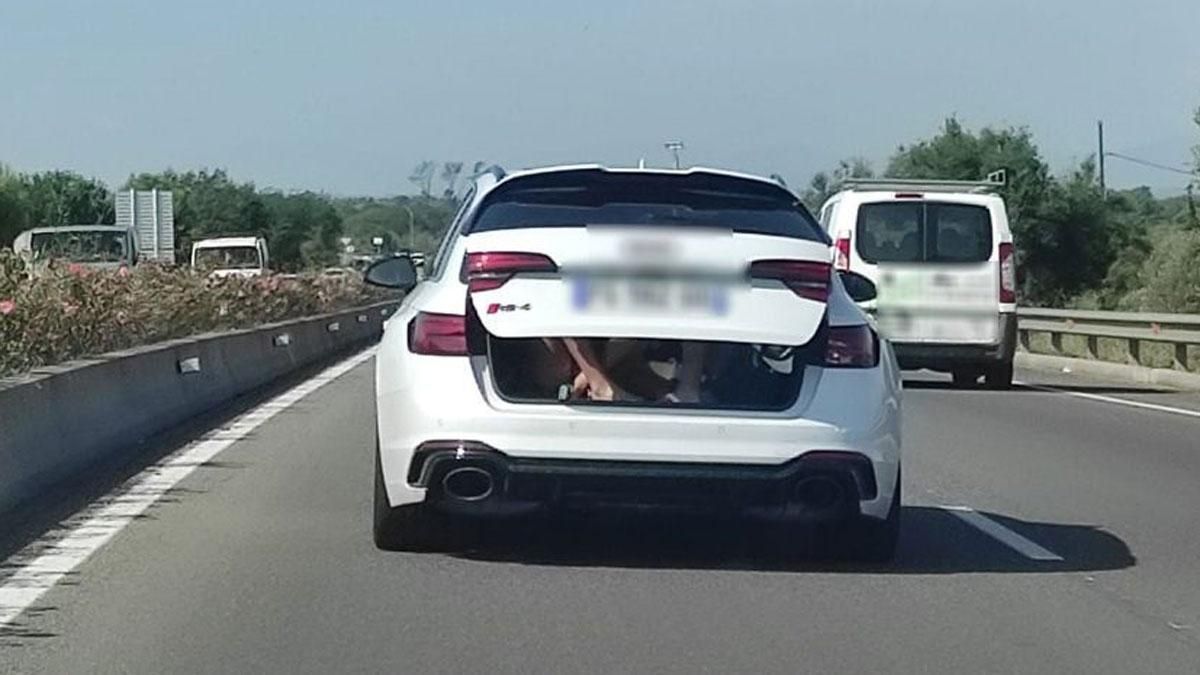 El conductor que circulaba por la C-260 en Castelló d’Empúries con dos niños dentro del maletero. El conductor que circulaba por la C-260 en Castelló d’Empúries con dos niños dentro del maletero.