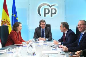 Alberto Núñez Feijóo, este lunes, reunido con los miembros del comité de dirección.