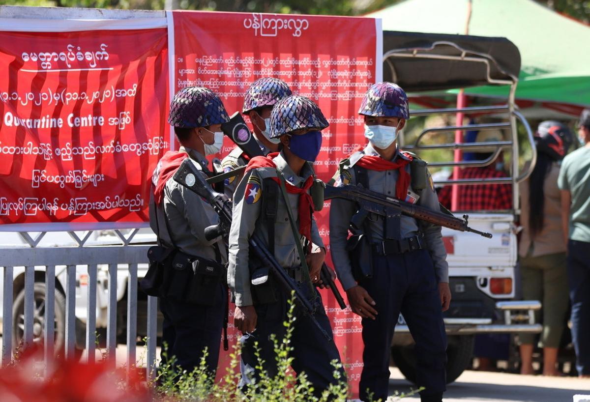Militares birmanos montan guardia ante el Parlamento, donde sigue encerrado un grupo de diputados.