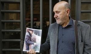 Manuel Haro sostiene una fotografía de su padre, Eufrasio. 