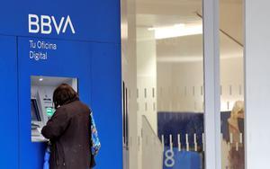 Una persona realiza una gestión en el cajero de un banco, una de las excepciones establecidas en el Real Decreto que declara el estado de alarma en España por el COVID-19.