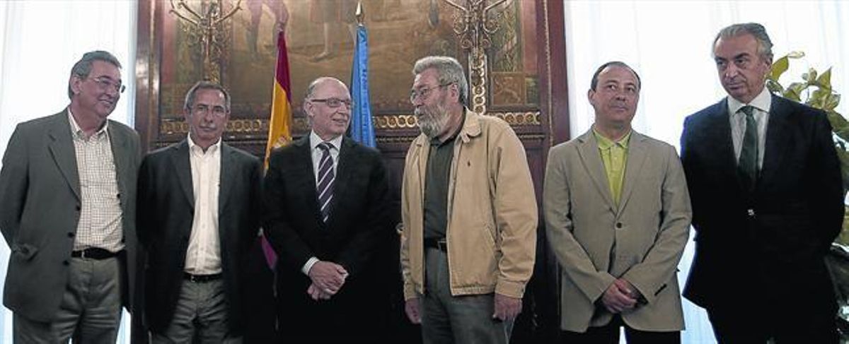 Montoro posa con los representantes sindicales y el secretario de Estado de Hacienda, ayer. Montoro posa con los representantes sindicales y el secretario de Estado de Hacienda, ayer.