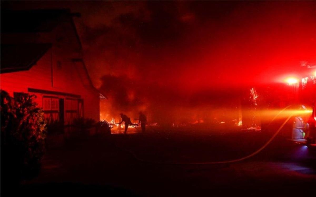 Los incendios en California se extienden por vencindarios y zonas urbanas. Los incendios en California se extienden por vencindarios y zonas urbanas.