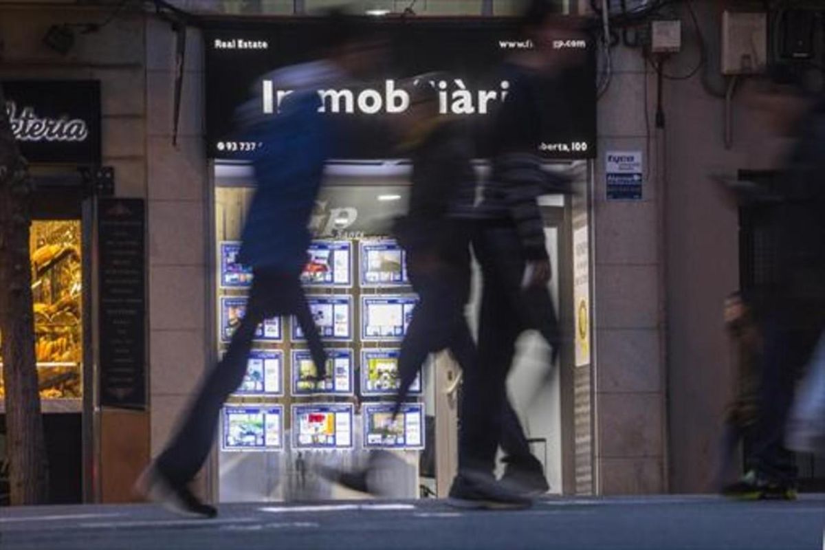 Agencia de alquiler y compraventa de inmuebles en la calle de Creu Coberta de Barcelona. Agencia de alquiler y compraventa de inmuebles en la calle de Creu Coberta de Barcelona.