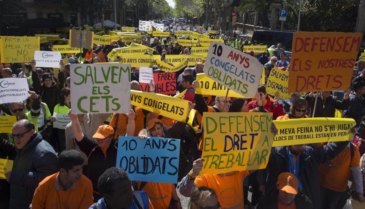 Manifestación de la patronal Dincat, que representa parte de los Centros especiales de Trabajo, para exigir al Gobierno y al Govern más recursos per poder pagar la subida del salario mínimo.