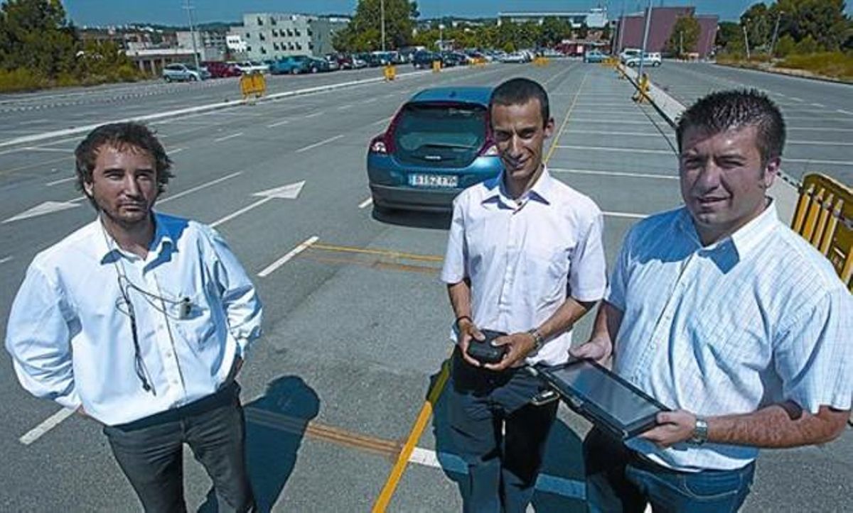 Mischa Dohler (del CTTC); Ignasi Vilajosana (World Sensign), con el sensor que se entierra, y José López Vicario (UAB), con el navegador, ayer. Mischa Dohler (del CTTC); Ignasi Vilajosana (World Sensign), con el sensor que se entierra, y José López Vicario (UAB), con el navegador, ayer.