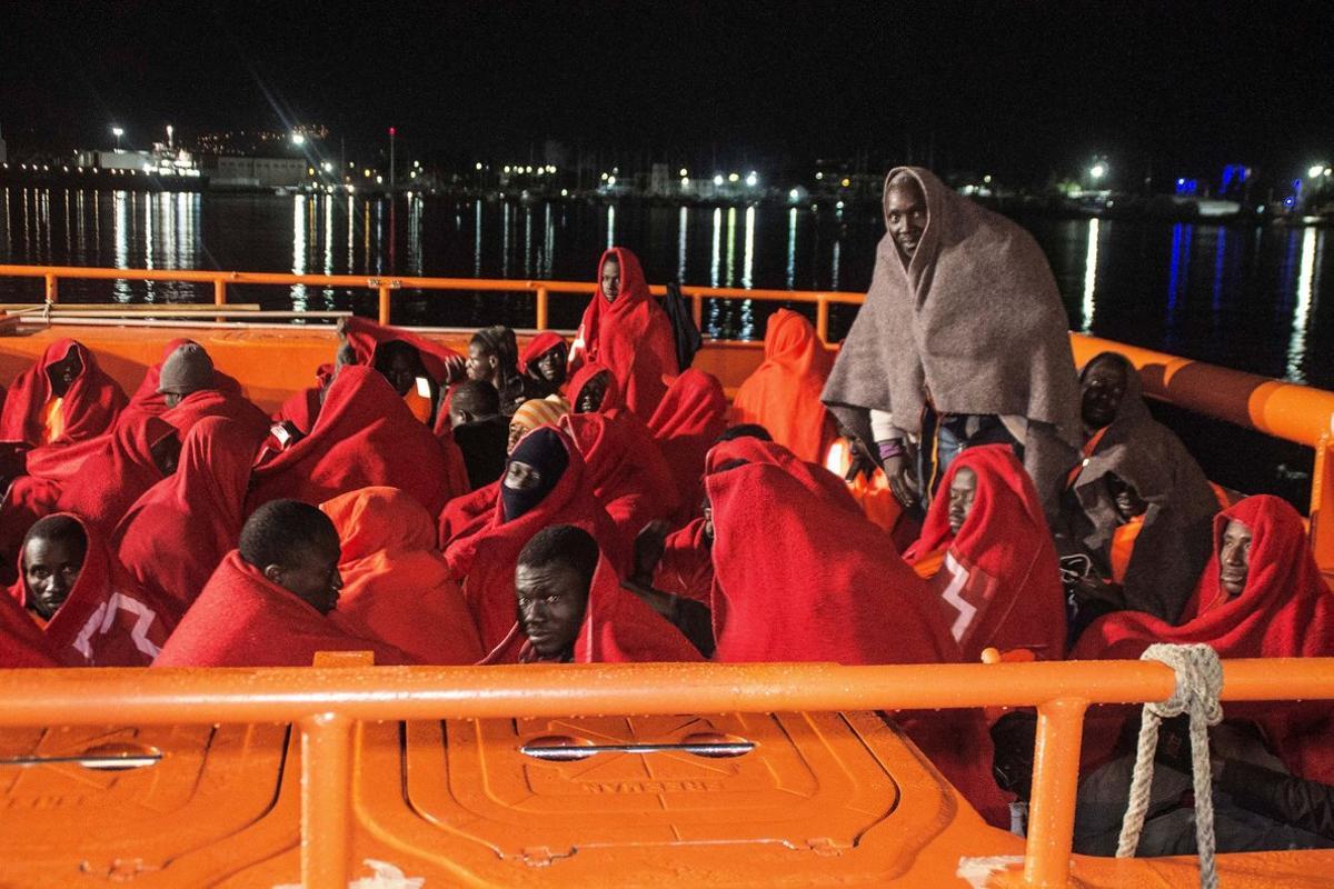 Una embarcación de Salvamento Marítimo llega al puerto de Motril, el pasado mes de enero, con inmigrantes rescatados en el Mar de Alborán.