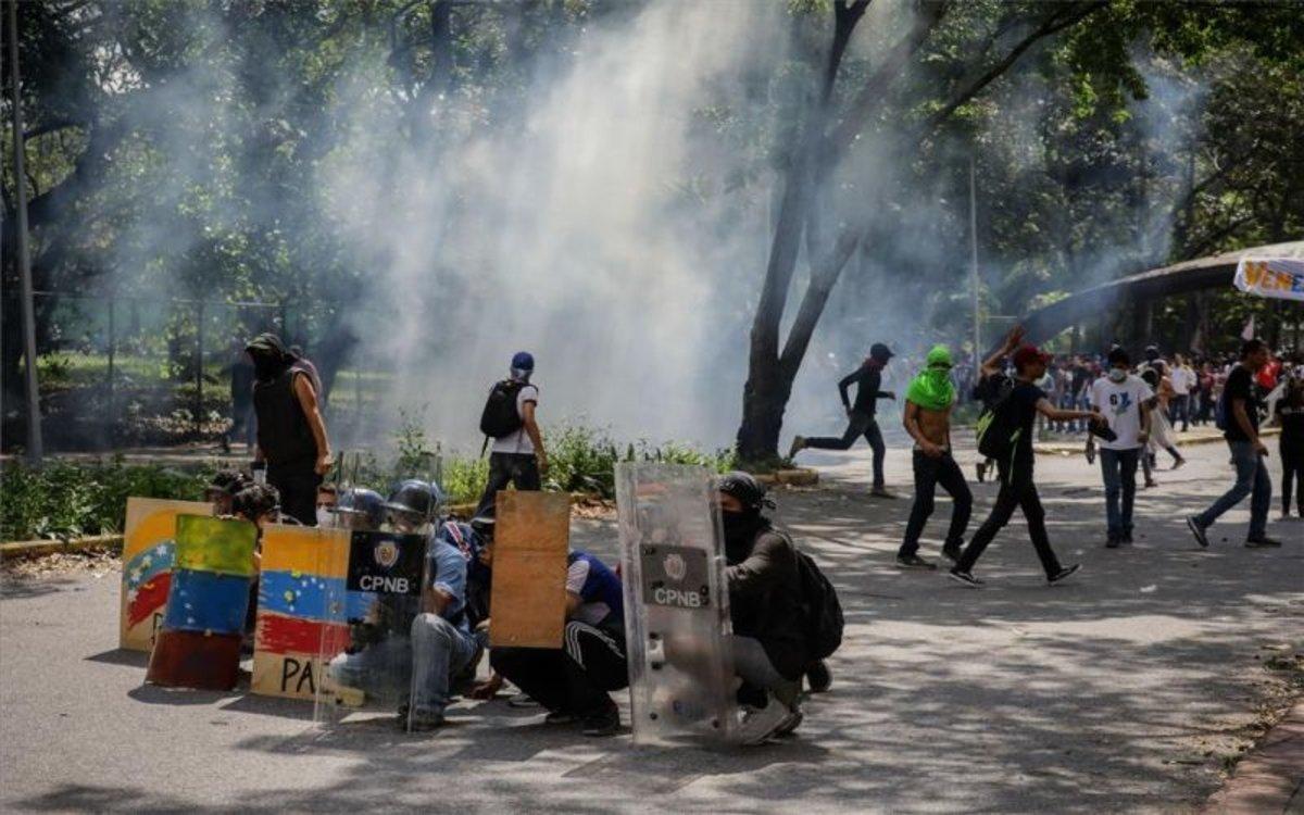 Estudiantes y policías se enfrentan en las calles de Venezuela.