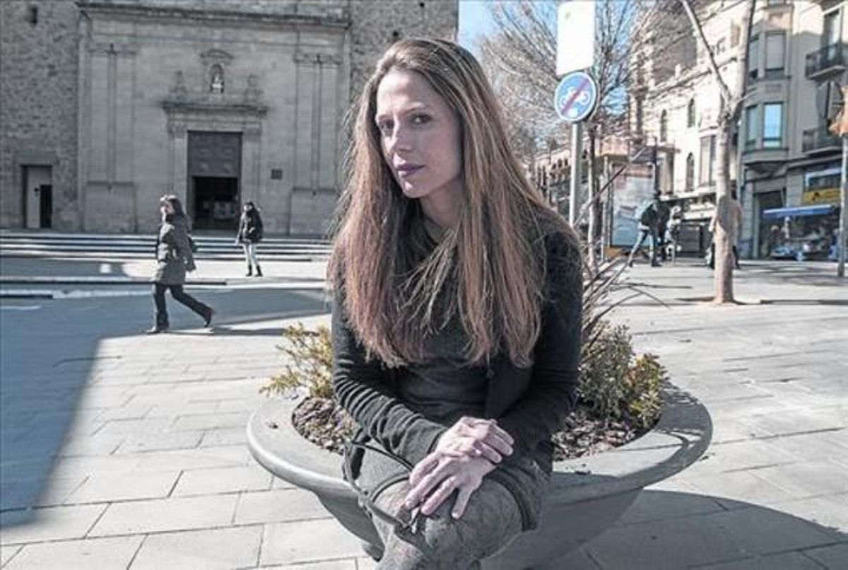 La actriz Bea Segura, en la plaza del Consell de la Vila, en el centro neurálgico del viejo Sarrià donde vive y creció. La actriz Bea Segura, en la plaza del Consell de la Vila, en el centro neurálgico del viejo Sarrià donde vive y creció.