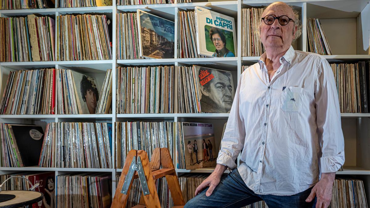 Jaume Sisa, con una parte de su colección de discos de vinilo.