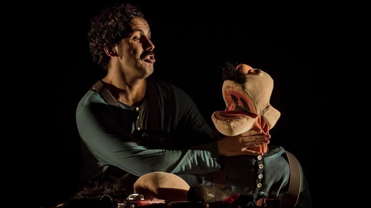 Guillem Albà, junto a una marioneta con su imagen, en una escena de ‘Calma!’. Guillem Albà, junto a una marioneta con su imagen, en una escena de ‘Calma!’.