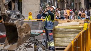 Obreros trabajando durante la ola de calor en el centro de Barcelona.